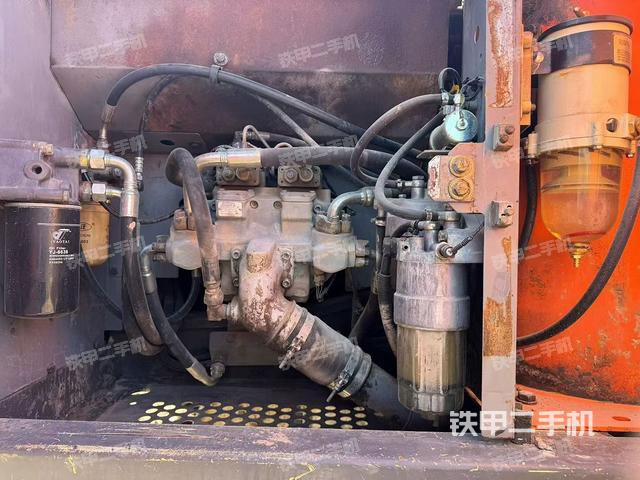 液压泵舱室正面整体（整机外观）