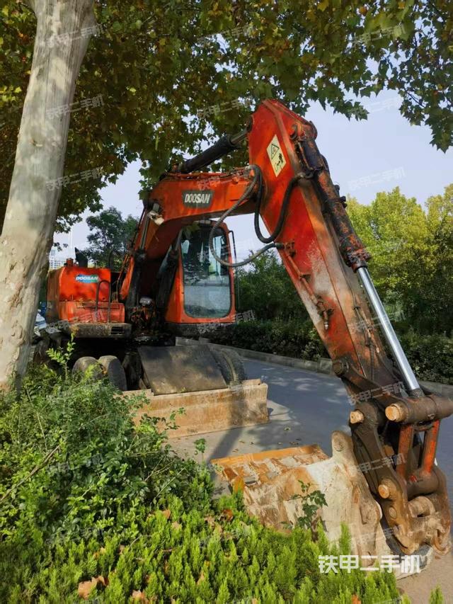 駕駛室頂部(整機(jī)外觀) 駕駛室頂部(整機(jī)外觀)