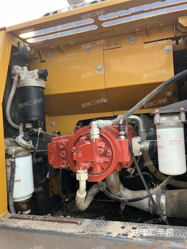 液压泵舱室正面整体（整机外观）