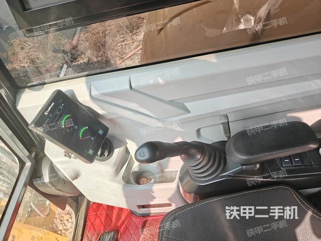 座椅左侧控制台/音响/含左手柄(驾驶室部分) 座椅左侧控制台/音响/含左手柄(驾驶室部分)