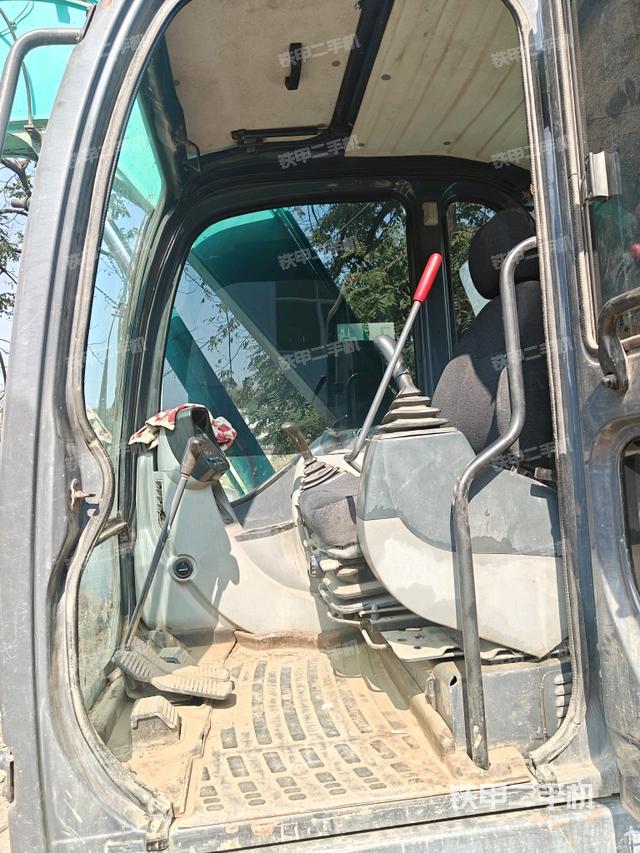 行走控制手柄和踏板?俯拍(駕駛室部分) 行走控制手柄和踏板?俯拍(駕駛室部分)