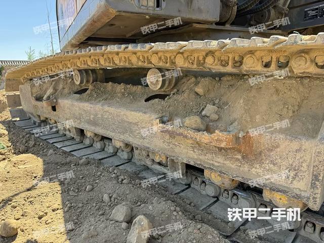 單側(cè)履帶整體(整機(jī)外觀) 單側(cè)履帶整體(整機(jī)外觀)