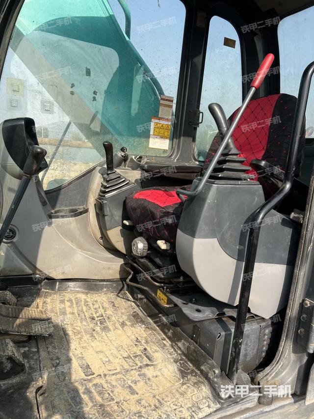 驾驶室整体(整机外观) 驾驶室整体(整机外观)