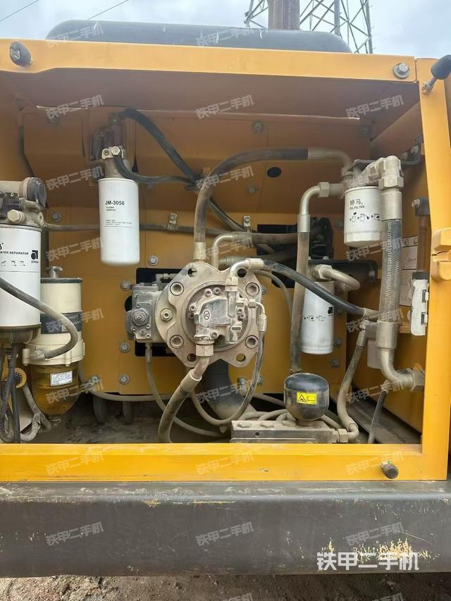 液压泵舱室正面整体(整机外观) 液压泵舱室正面整体(整机外观)