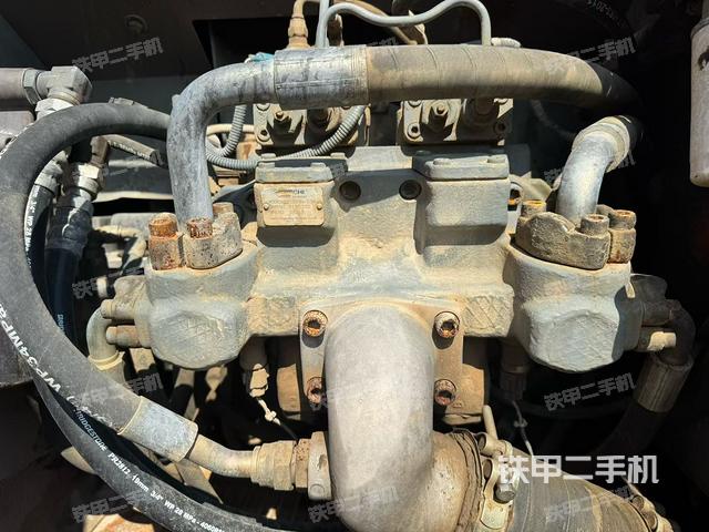 液压泵舱室正面整体(整机外观) 液压泵舱室正面整体(整机外观)