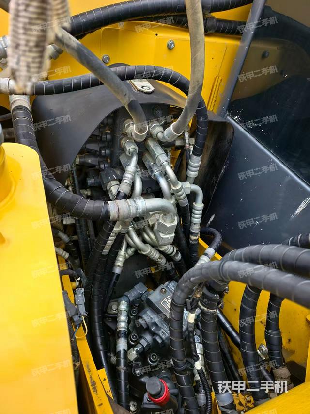 液壓泵艙室正面整體(整機(jī)外觀) 液壓泵艙室正面整體(整機(jī)外觀)