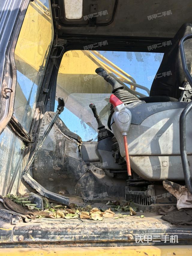 行走控制手柄和踏板 俯拍(驾驶室部分) 行走控制手柄和踏板 俯拍(驾驶室部分)