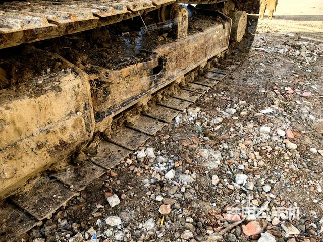 右側(cè)履帶整體?(行走機(jī)構(gòu)) 右側(cè)履帶整體?(行走機(jī)構(gòu))