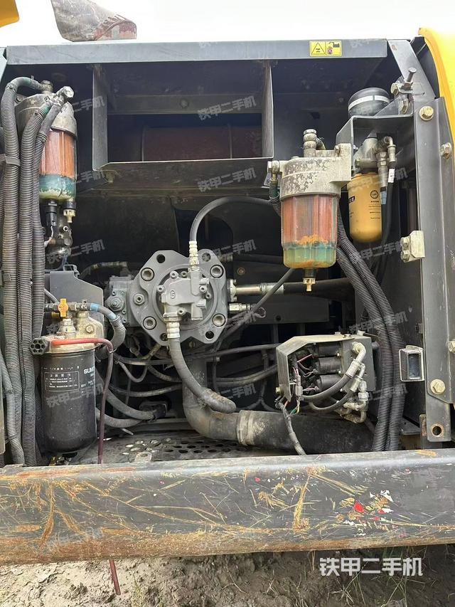 液压泵舱室正面整体(整机外观) 液压泵舱室正面整体(整机外观)