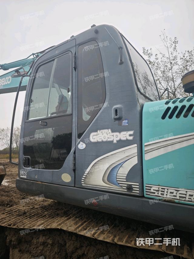 驾驶室整体(整机外观) 驾驶室整体(整机外观)