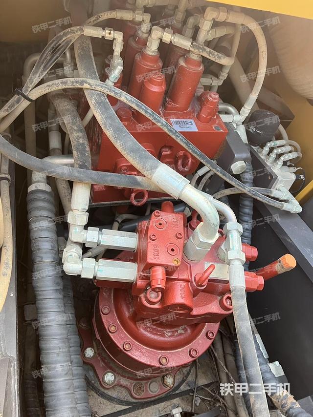 回转马达和主控阀（整机外观）