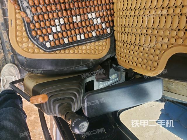 座椅左侧控制台/音响/含左手柄(驾驶室部分) 座椅左侧控制台/音响/含左手柄(驾驶室部分)