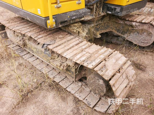 單側(cè)履帶整體(整機(jī)外觀) 單側(cè)履帶整體(整機(jī)外觀)