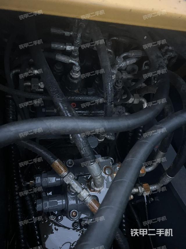 回转马达和主控阀(整机外观) 回转马达和主控阀(整机外观)