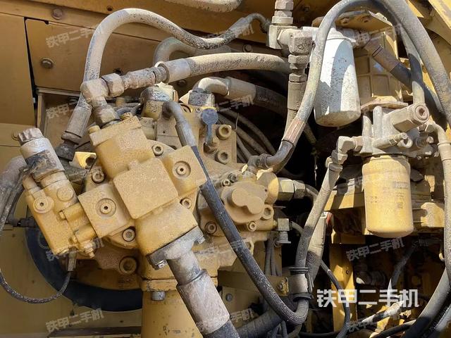 液压泵舱室正面整体(整机外观) 液压泵舱室正面整体(整机外观)