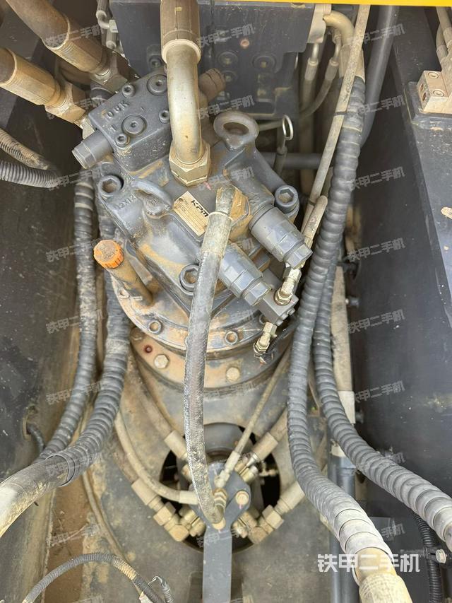 回转马达和主控阀(整机外观) 回转马达和主控阀(整机外观)