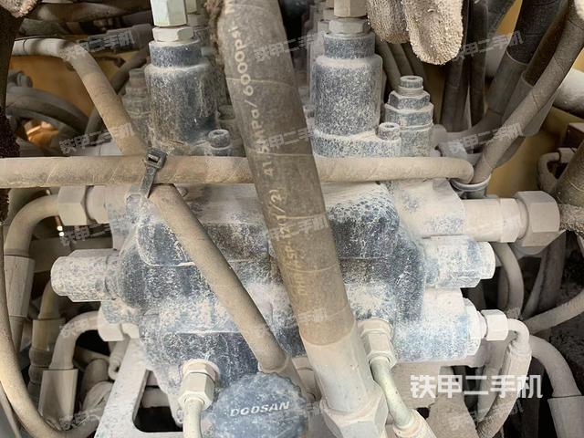 回轉(zhuǎn)馬達(dá)和主控閥(整機(jī)外觀) 回轉(zhuǎn)馬達(dá)和主控閥(整機(jī)外觀)