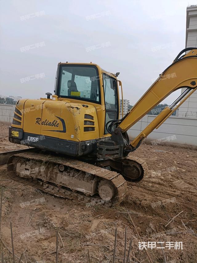 回轉(zhuǎn)馬達和主控閥(整機外觀) 回轉(zhuǎn)馬達和主控閥(整機外觀)