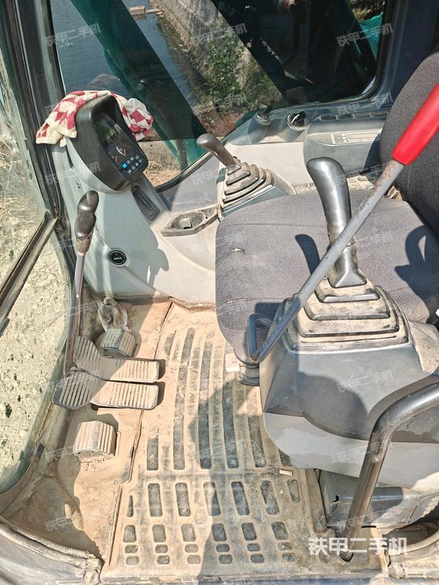 座椅左側(cè)控制臺/音響/含左手柄(駕駛室部分) 座椅左側(cè)控制臺/音響/含左手柄(駕駛室部分)