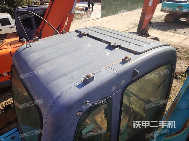 驾驶室顶部(整机外观) 驾驶室顶部(整机外观)