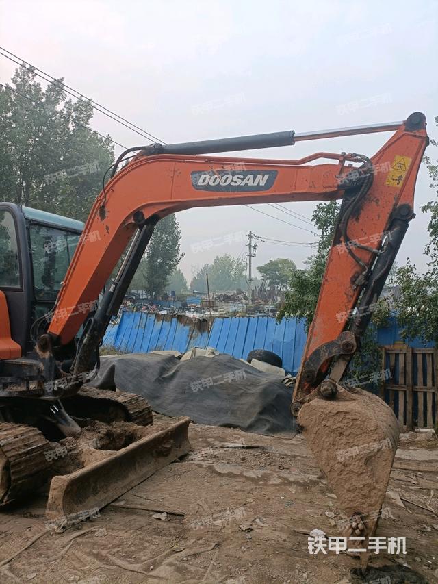 回转马达和主控阀(整机外观) 回转马达和主控阀(整机外观)