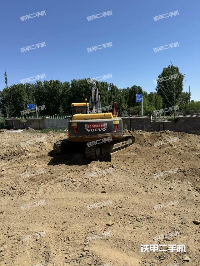 駕駛室頂部(整機(jī)外觀) 駕駛室頂部(整機(jī)外觀)