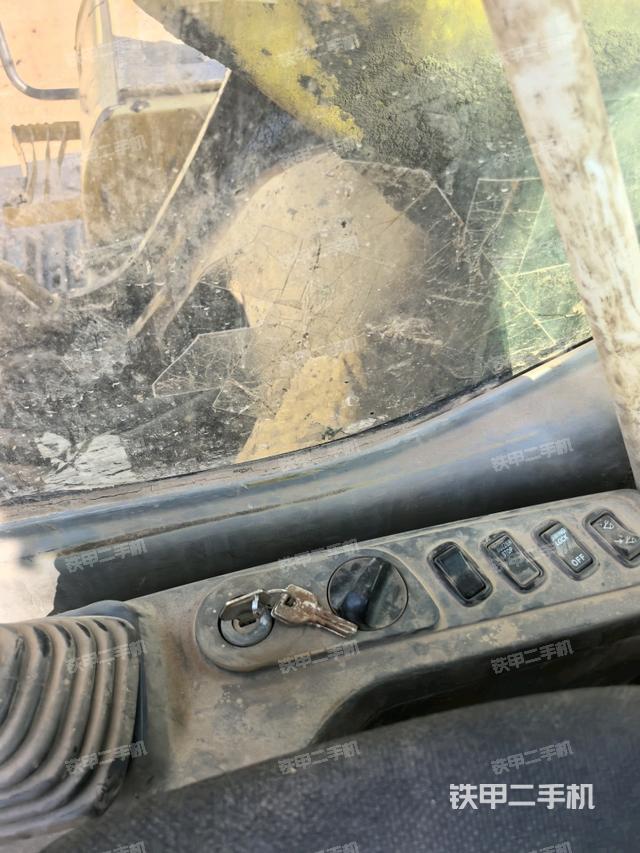 座椅左侧控制台/音响/含左手柄(驾驶室部分) 座椅左侧控制台/音响/含左手柄(驾驶室部分)