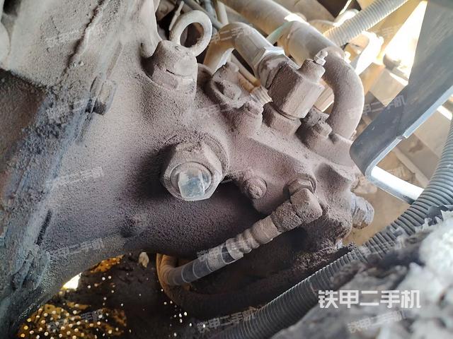 液压泵舱室正面整体(整机外观) 液压泵舱室正面整体(整机外观)