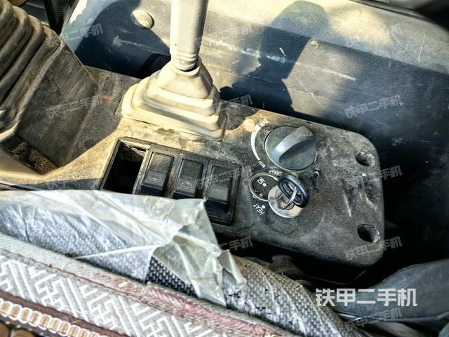 座椅右側(cè)控制臺/鑰匙門/油門/含右手柄(駕駛室部分) 座椅右側(cè)控制臺/鑰匙門/油門/含右手柄(駕駛室部分)