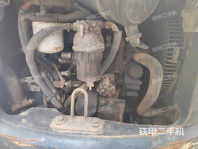 液压泵舱室正面整体（整机外观）