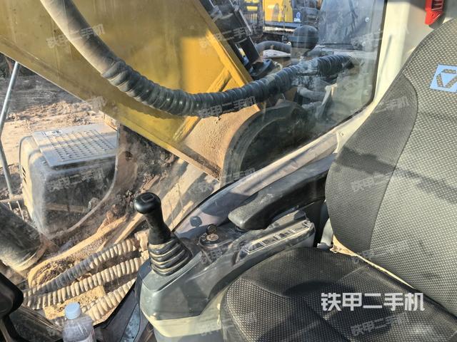 行走控制手柄和踏板 俯拍（驾驶室部分）