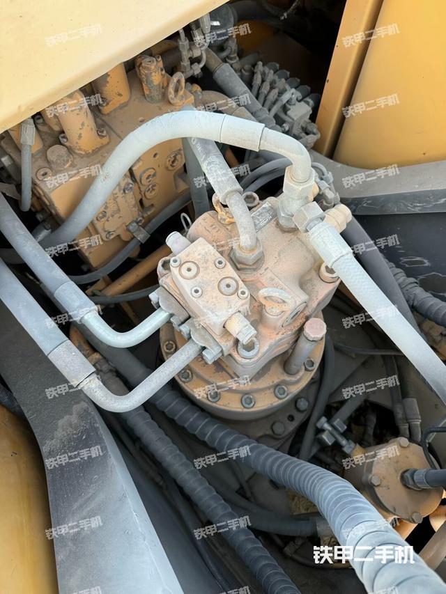 回转马达和主控阀(整机外观) 回转马达和主控阀(整机外观)