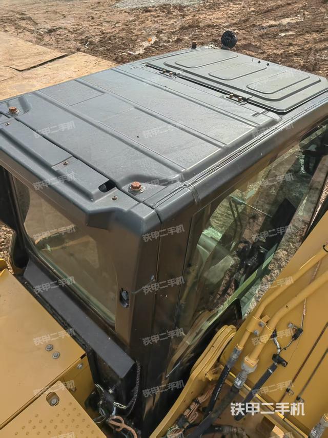 駕駛室頂部(整機(jī)外觀) 駕駛室頂部(整機(jī)外觀)