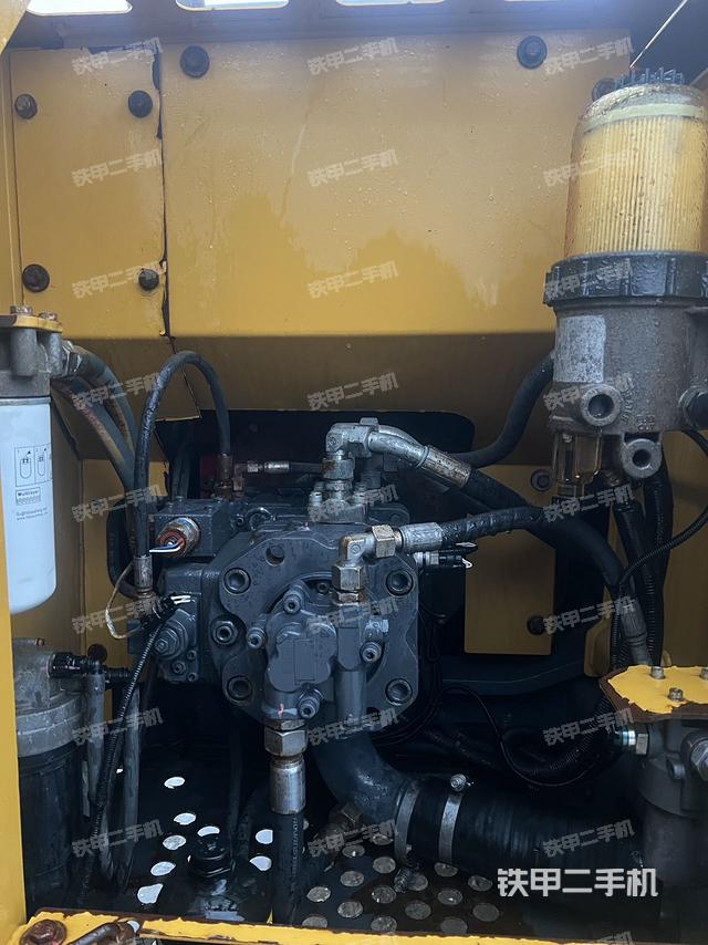 液压泵舱室正面整体(整机外观) 液压泵舱室正面整体(整机外观)