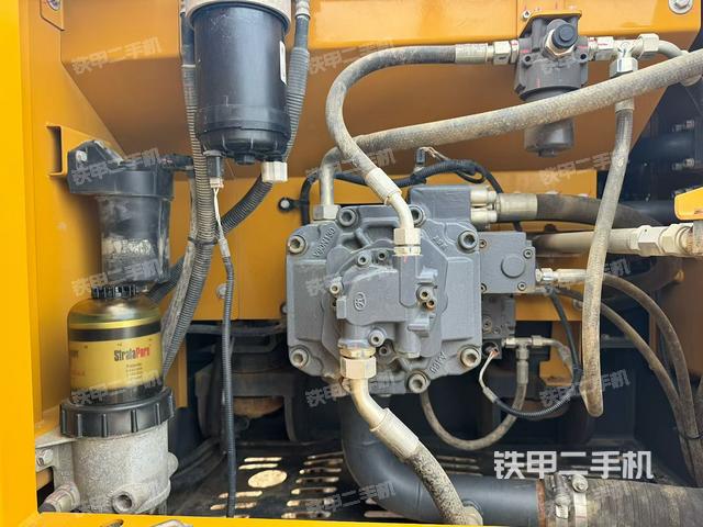 液压泵舱室正面整体(整机外观) 液压泵舱室正面整体(整机外观)