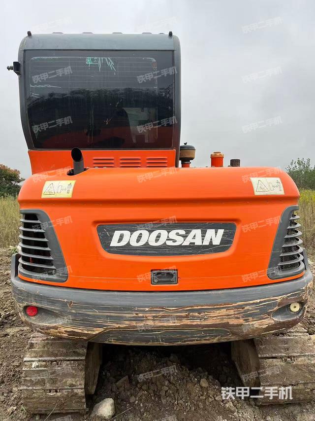 回转马达和主控阀(整机外观) 回转马达和主控阀(整机外观)