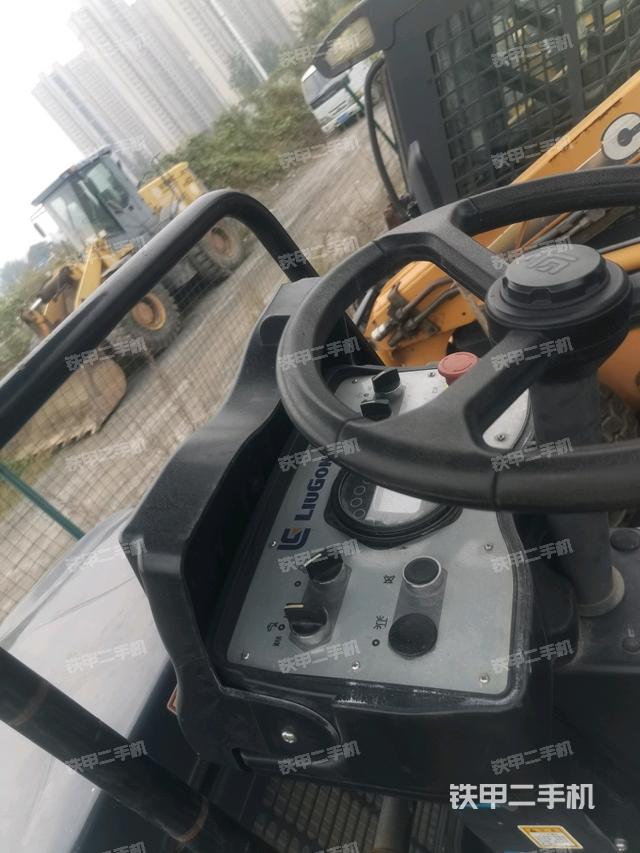 驾驶室操作台（设备外观及核心部件）