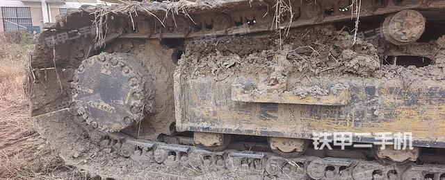 單側(cè)履帶整體(整機(jī)外觀) 單側(cè)履帶整體(整機(jī)外觀)