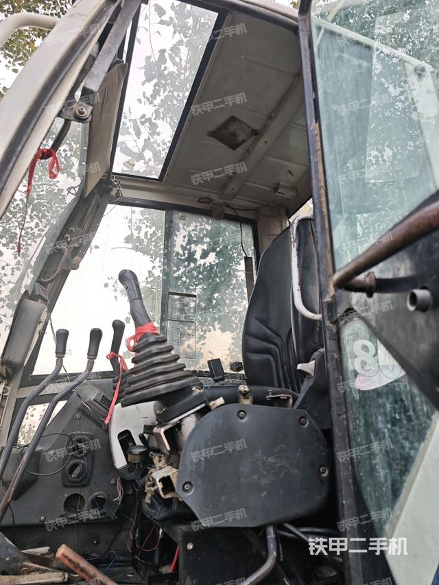 座椅右側(cè)控制臺(tái)/鑰匙門(mén)/油門(mén)/含右手柄(駕駛室部分) 座椅右側(cè)控制臺(tái)/鑰匙門(mén)/油門(mén)/含右手柄(駕駛室部分)