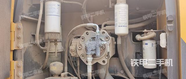 液壓泵艙室正面整體(整機(jī)外觀) 液壓泵艙室正面整體(整機(jī)外觀)