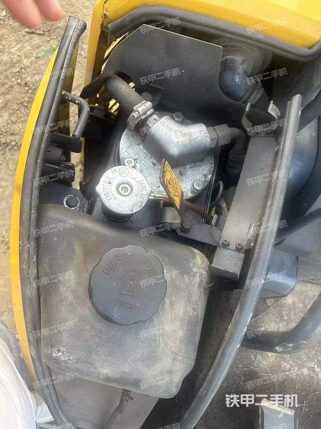 回轉馬達和主控閥(整機外觀) 回轉馬達和主控閥(整機外觀)