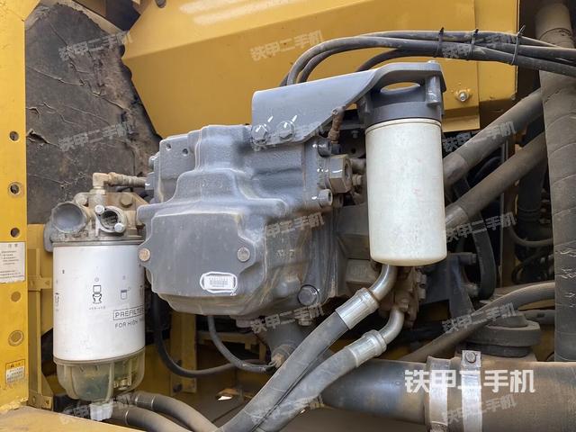 液壓泵艙室正面整體（整機外觀）