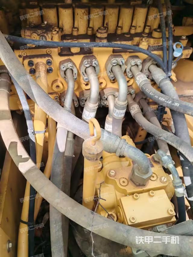 回轉(zhuǎn)馬達(dá)和主控閥(整機(jī)外觀) 回轉(zhuǎn)馬達(dá)和主控閥(整機(jī)外觀)