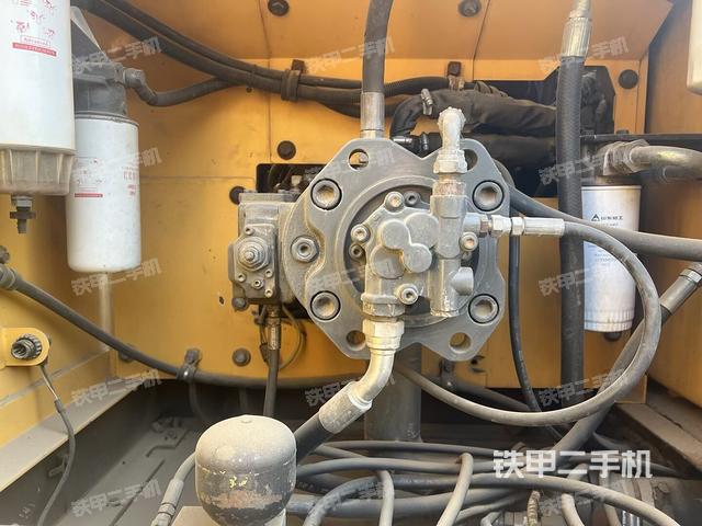 液压泵舱室正面整体（整机外观）