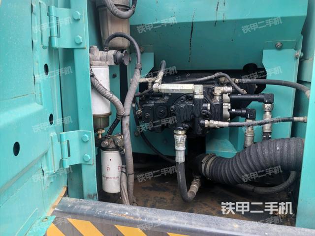 液壓泵艙室正面整體（整機外觀）