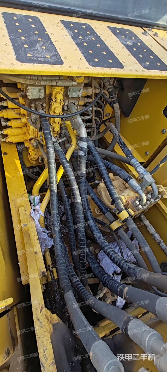 回轉(zhuǎn)馬達(dá)和主控閥（整機(jī)外觀）