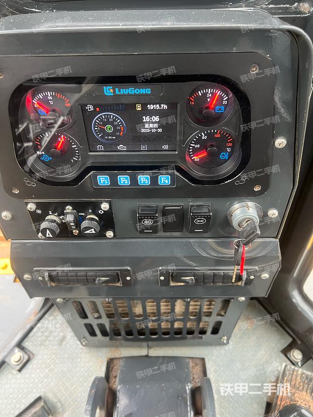 駕駛室操作臺(設(shè)備外觀及核心部件) 駕駛室操作臺(設(shè)備外觀及核心部件)