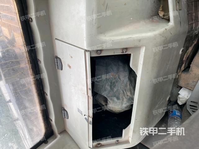 行走控制手柄和踏板 俯拍（驾驶室部分）