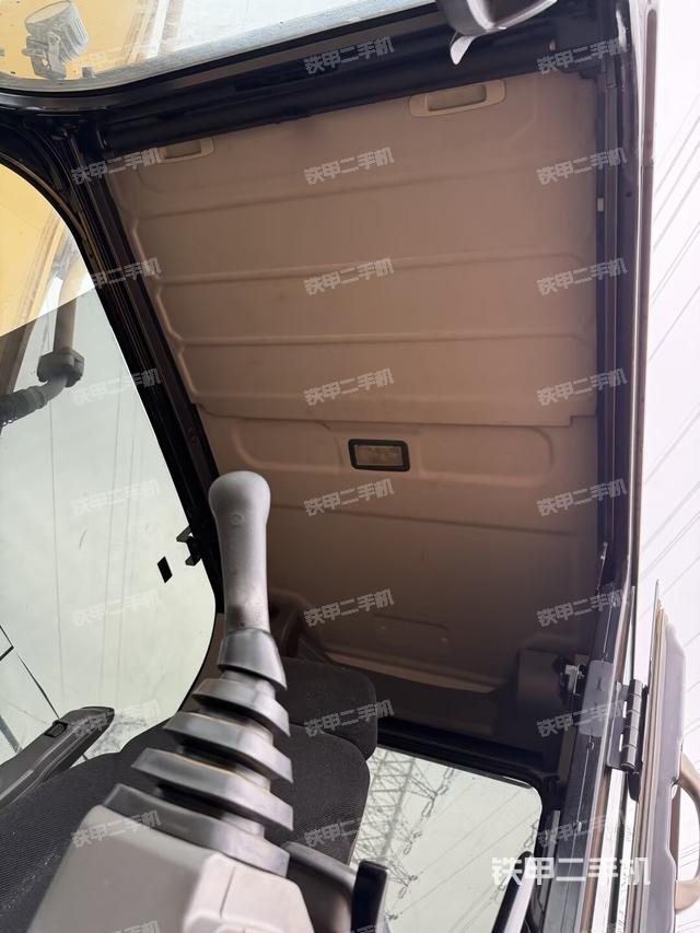 行走控制手柄和踏板 俯拍（驾驶室部分）