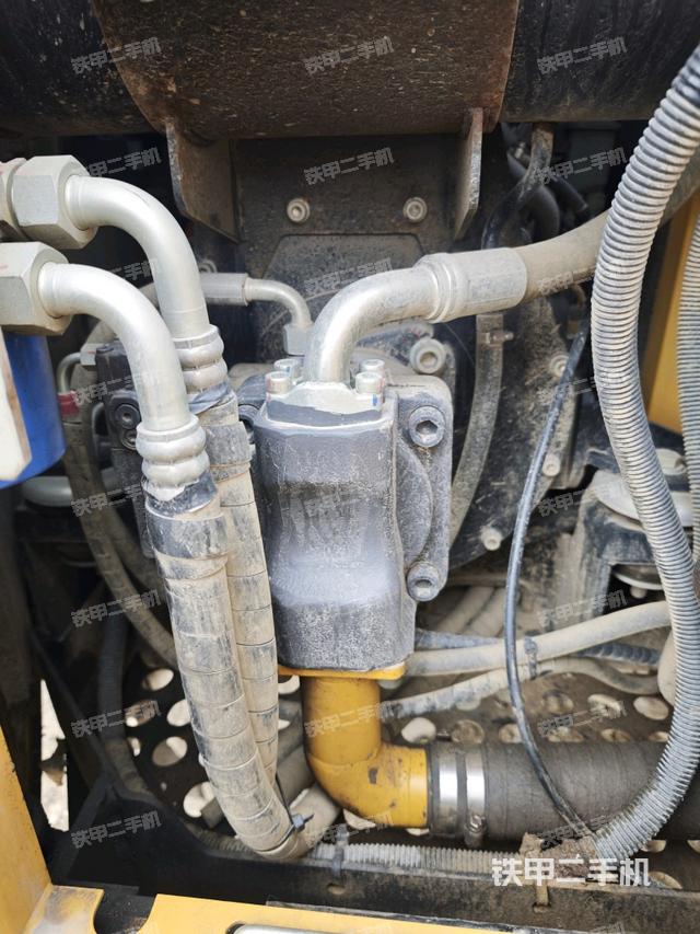 液压泵舱室正面整体(整机外观) 液压泵舱室正面整体(整机外观)